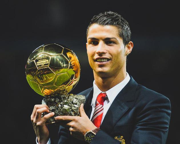 超酷炫烈焰战斧！《守望先锋2》莱因哈特神话武器皮肤上线 拥有全新技能特效